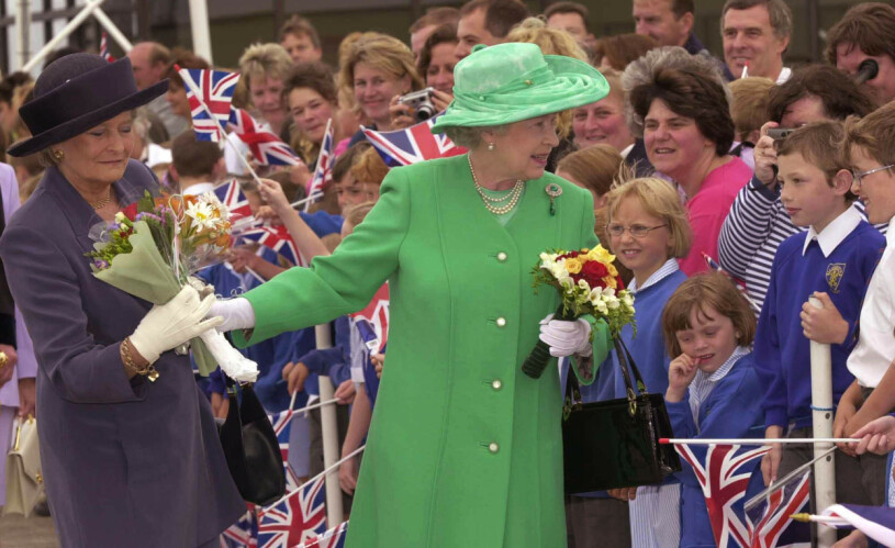 Drottning Elizabeth med sin hjälpande hand – Lady Diana Farnham.
