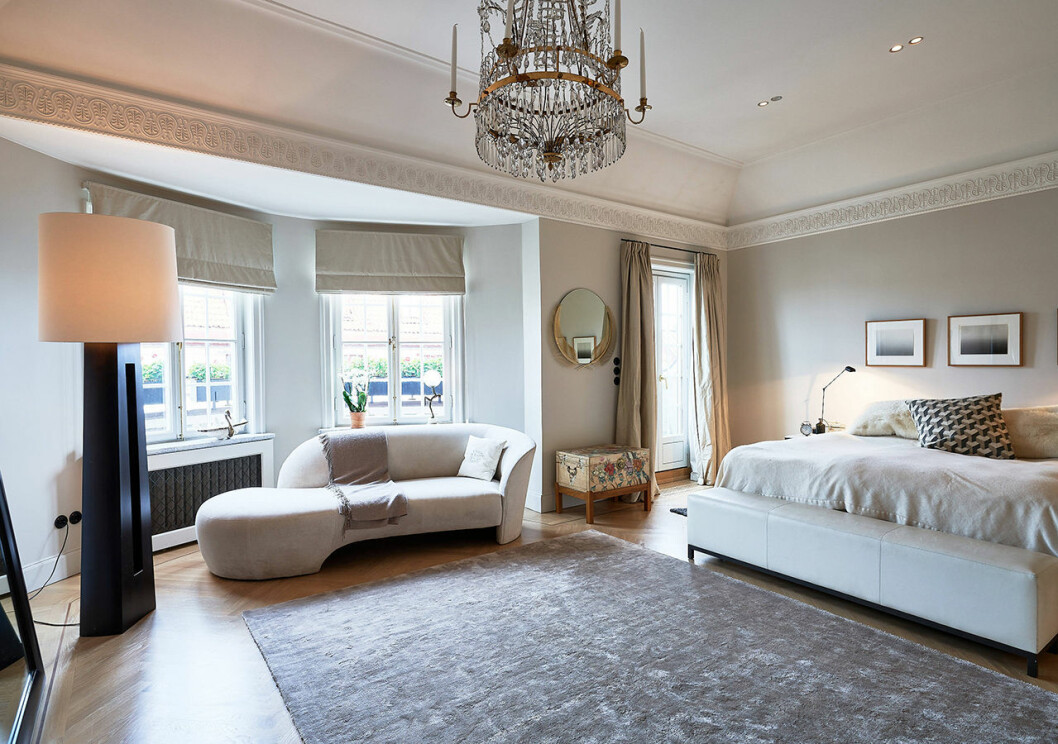Master bedroom med utsikt över Stockholms finaste adress. natalie schuterman