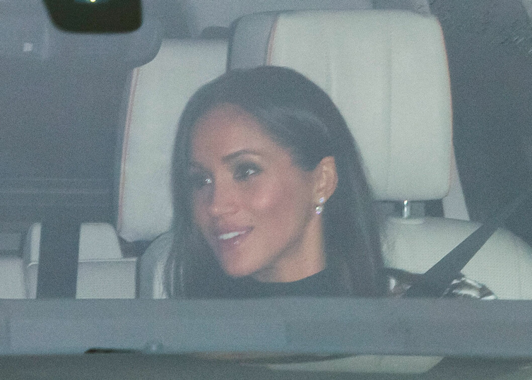 Meghan på väg till drottningens julfirande. Meghan i läppglans