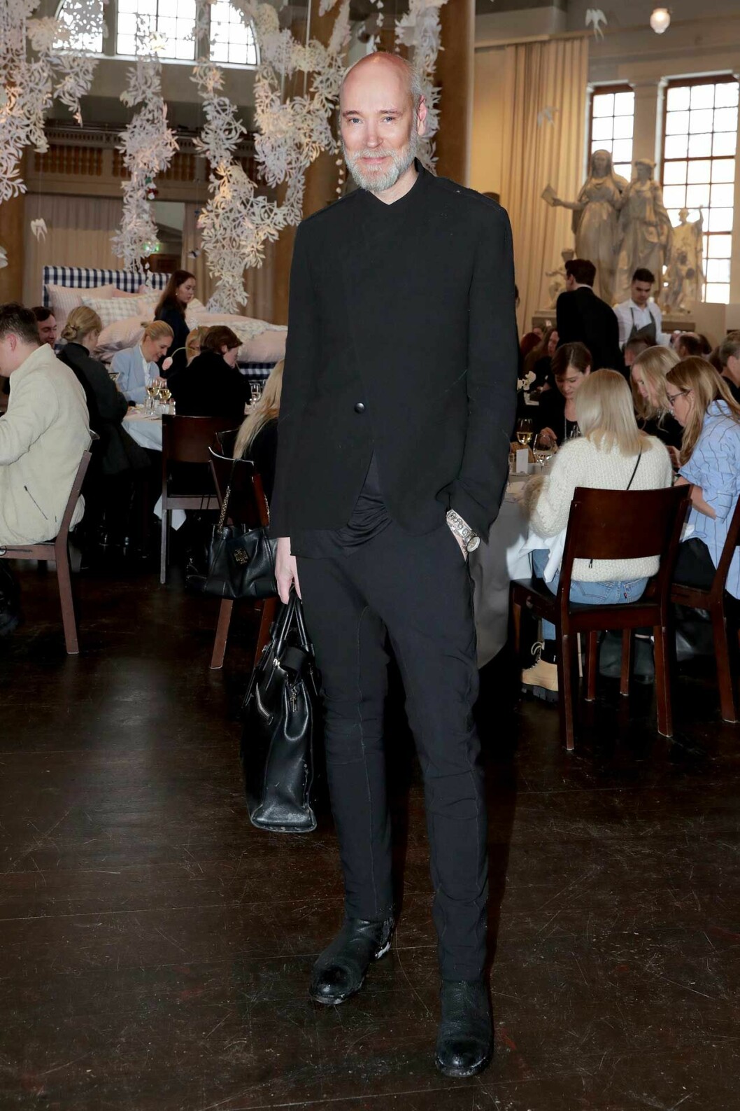 Trevliga designern Lars Wallin, i sin favoritkulör svart. Trevliga designern Lars Wallin, i sin favoritkulör svart.