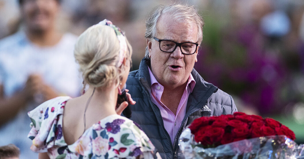 Sanna Nielsen gratulerar en rörd Lasse Berghagen till hans 50 år som artist förra året.