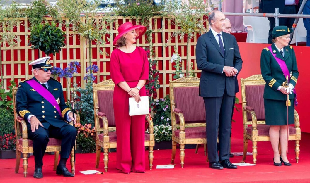 Här ser vi Laurent och hans hustru Claire tillsammans med prinsessan Astrid i uniform med prins Lorenz. Laurent Astrid Lorenz Claire