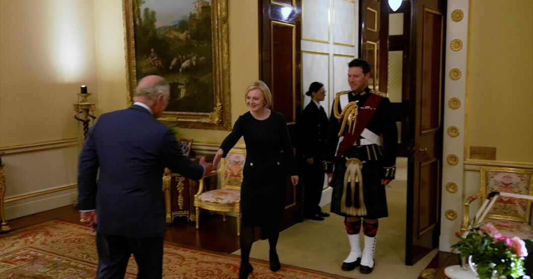 Kung Charles hälsar på Liz Truss. Kung Charles och Liz Truss