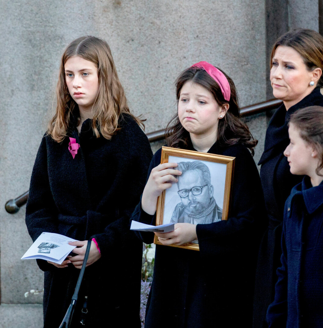 Leah tar farväl av pappa Ari, här med storasyster Maud och mamma Märtha. Leah tar farväl av sin pappa Ari Behn, här med storasyster Maud och mamma Märtha.