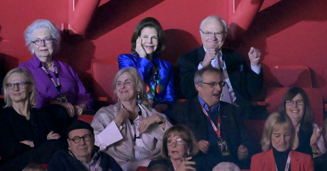 Kungen och drottning Silvia diggar till tonerna av Tomas Ledin.