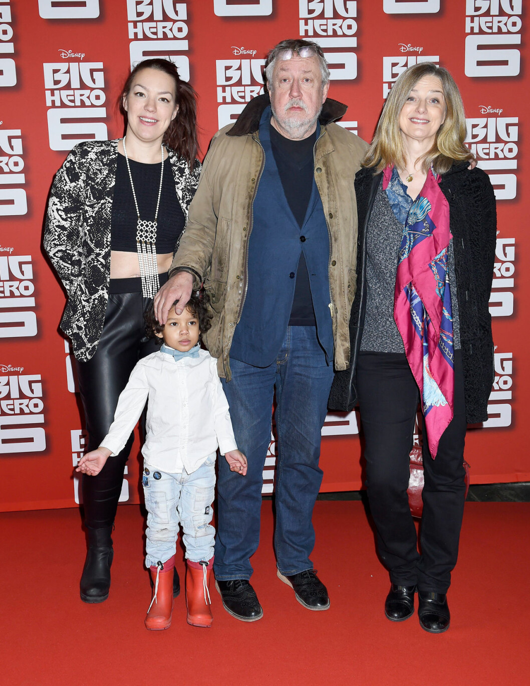 Leif GW Persson med fru Kim och handen på barnbarnet Malakais huvud. Leif GW Persson med fru Kim och handen på barnbarnet Malakais huvud.