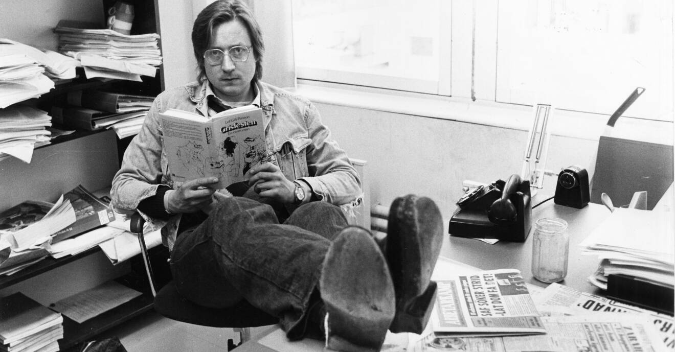 Leif GW med sin debutroman "Grisfesten" i handen på sitt arbetsrum 1978.