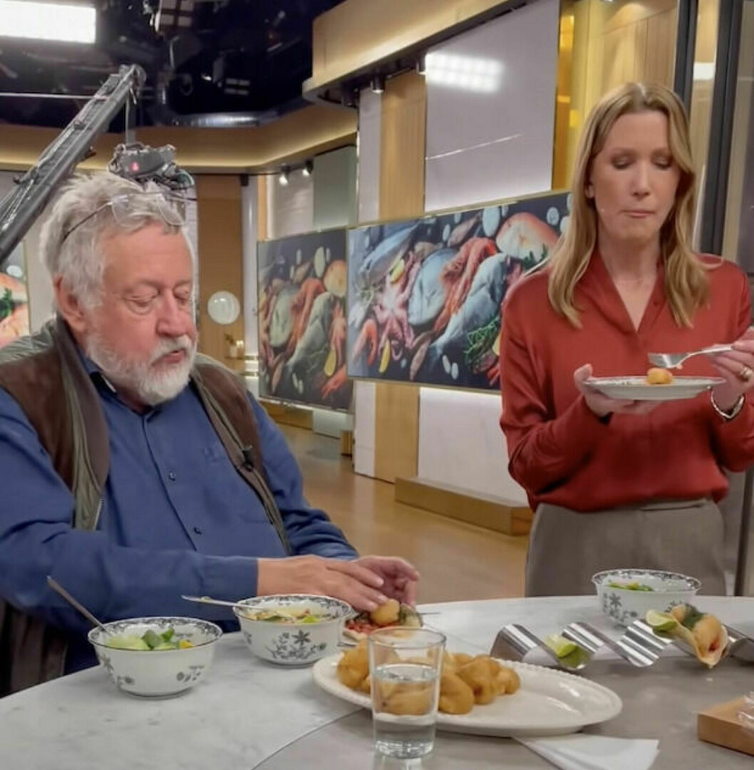 Detta händer inte ofta. Leif GW Persson och Jenny Alversjö äter fisk i Nyhetsmorgon