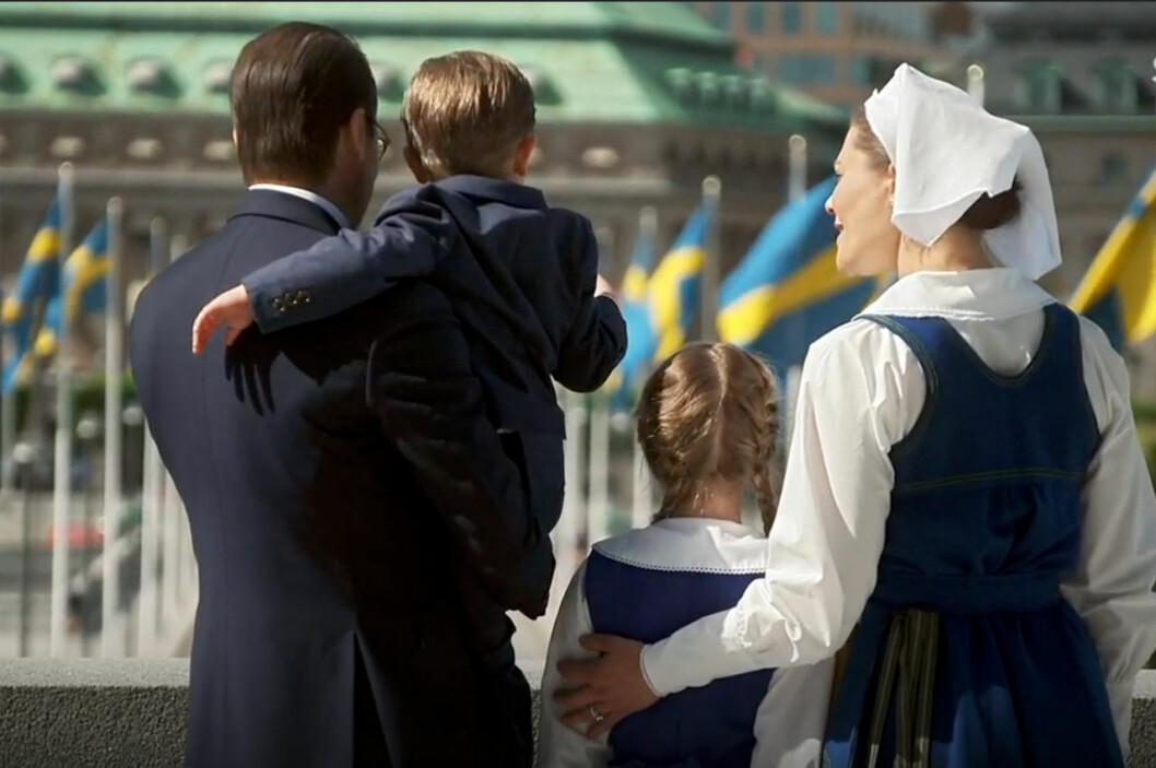 Samma plats, tio år senare! Kronprinsessan Victoria, prins Daniel, prins Oscar och prinsessan Estelle på Lejonbacken 2020.