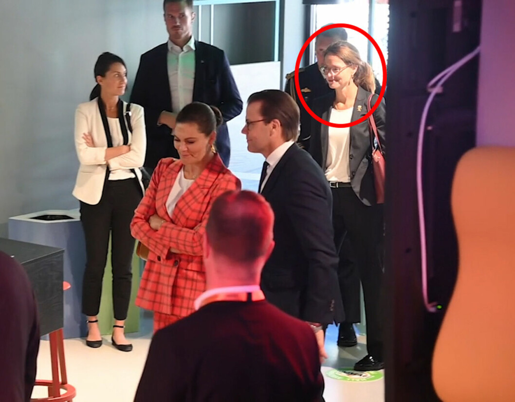 Lena Bartholdson glider diskret förbi strax bakom kronprinsessparet – precis som vanligt. Kronprinsessan Victoria hovmarskalk Lena Bartholdson