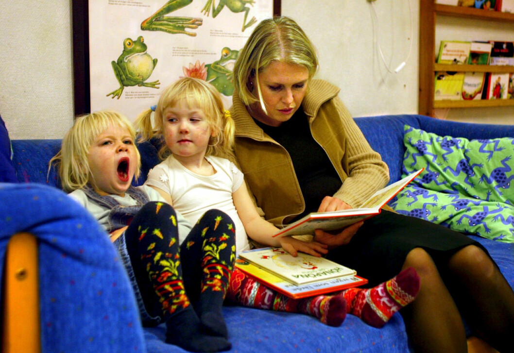 Lena Hallengren med barnen och en hög av böcker. Lena Hallengren med barnen och en hög av böcker.