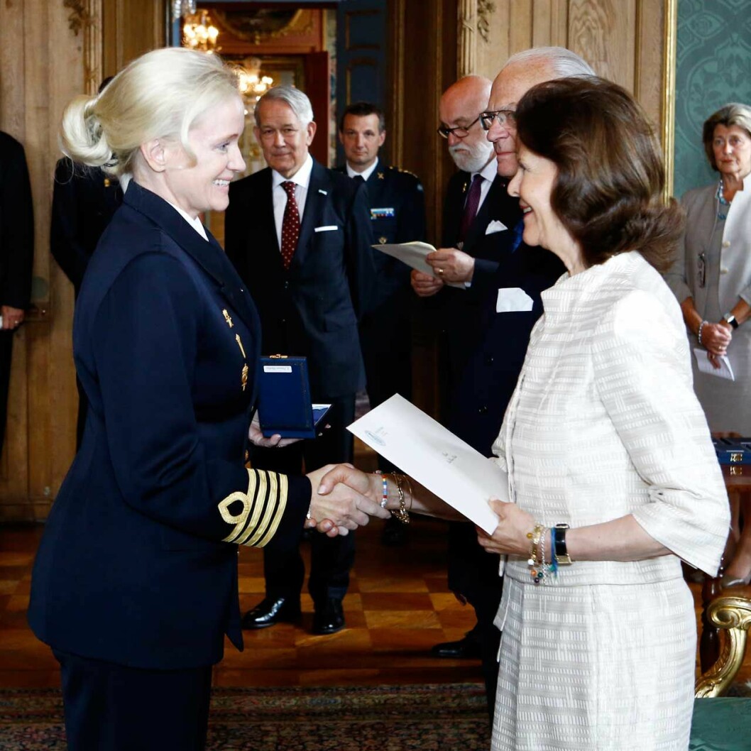 Kungaparet med kronprinsessan Victorias adjutant Lena Persson-Herlitz som slutar eftersom hon har blivit befordrad till brigadgeneral. Kungaparet med kronprinsessan Victorias adjutant Lena Persson-Herlitz som slutar eftersom hon har blivit befordrad till general.