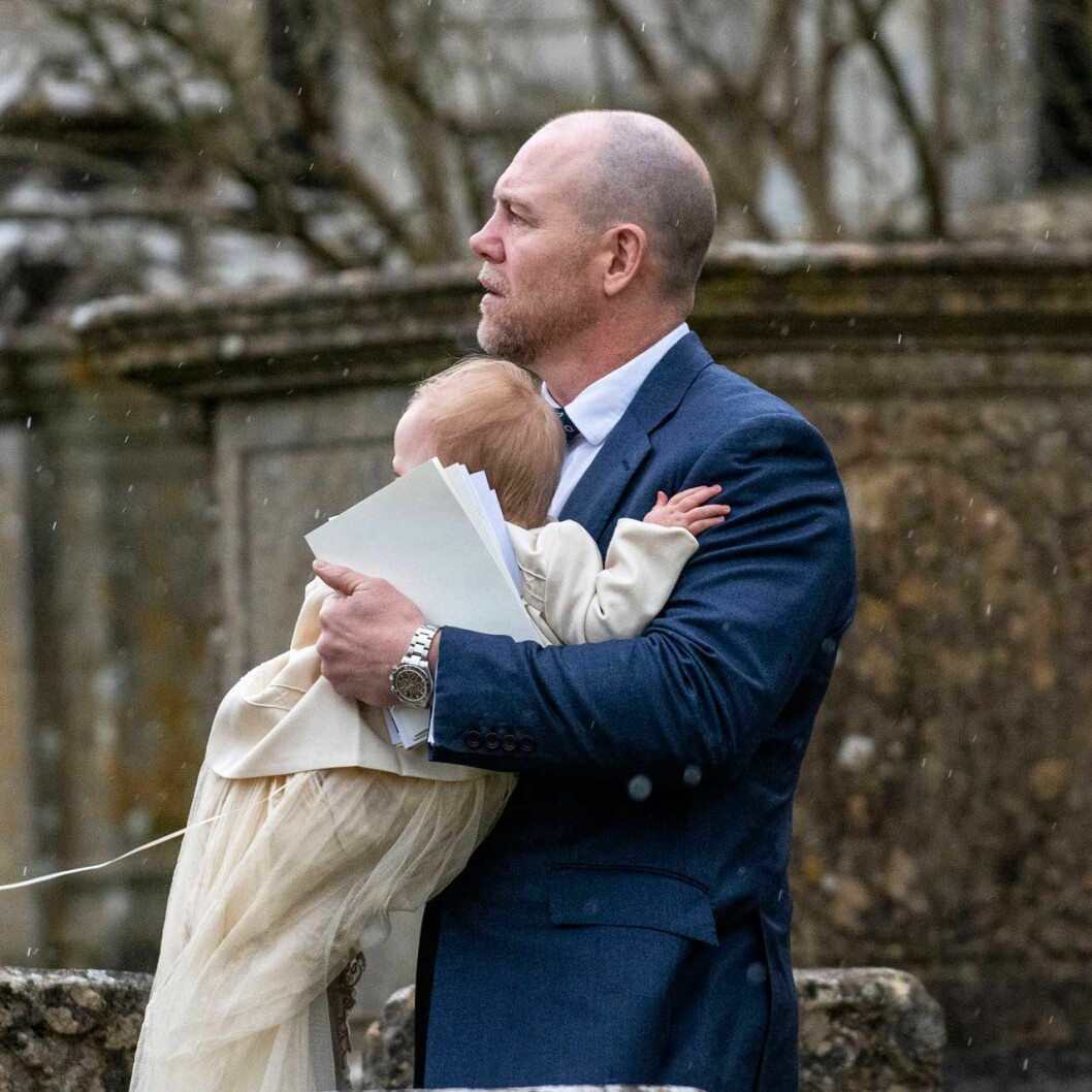 Lena Elizabeth med sin stolta pappa Mike. Baby Lena Elizabeths stolta pappa Mike Tindall.