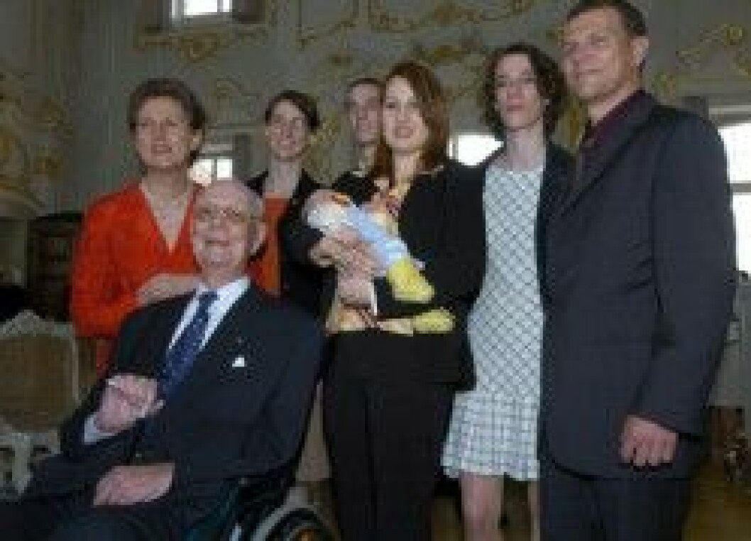 Lennart Bernadotte på 95-årsdagen med Sonja och Bettina,Christian, Diana, Catherina samt Berndt Grawe. Lennart Bernadotte på 95-årsdagen med Sonja och Bettina,Christian, Diana, Catherina samt Berndt Grawe.