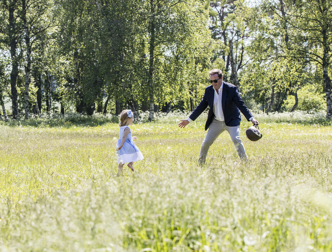 Prinsessan Leonore busar med pappa Chris. Prinsessan Leonore