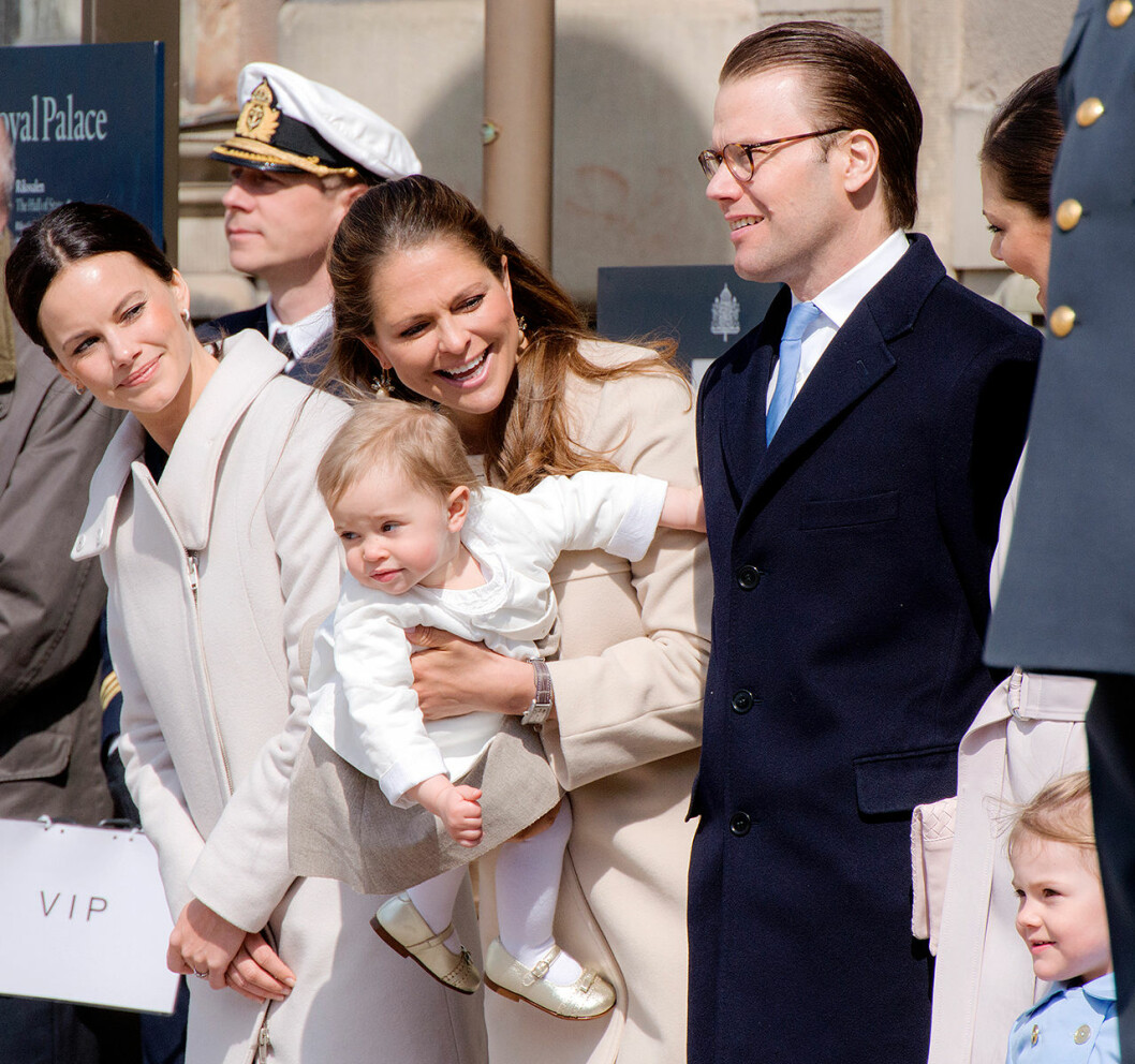 Madeleine tog med sig Leonore till Yttre Borggården år 2015. Nu hoppas vi att få se dem i år igen men hovet ger inga tydliga besked. prinsessan leonore kungens födelsedag