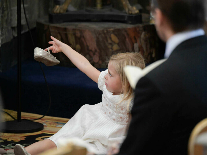 Prinsessan Leonore var inte för road av sina skor på prinsessan Adriennes dop. Prinsessan Leonore på Adriennes dop