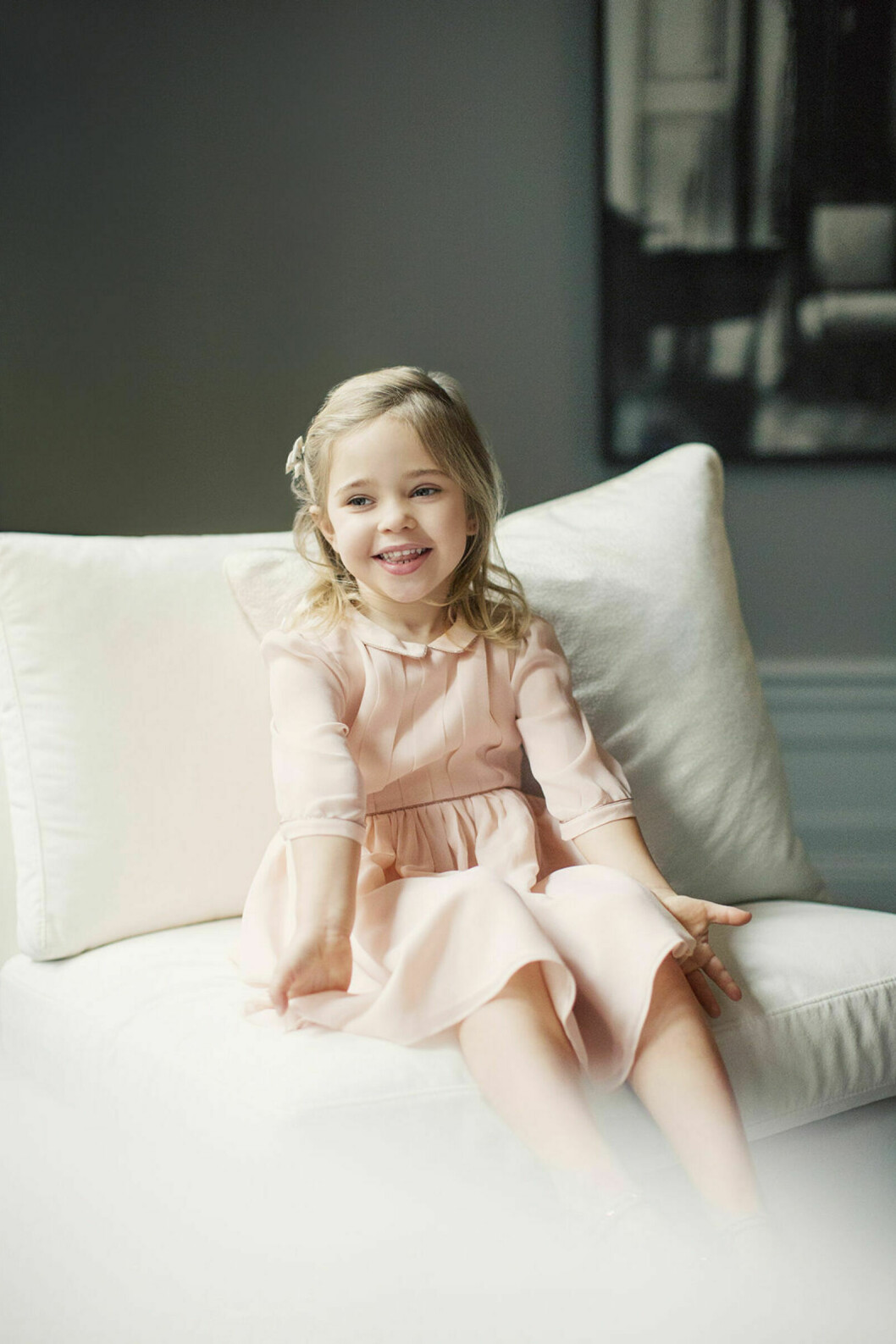 Såhär såg prinsessan Leonores officiella födelsedagsbild ut när hon firade fyra år. Prinsessan Leonore fyra år gammal sitter i en soffa och ler