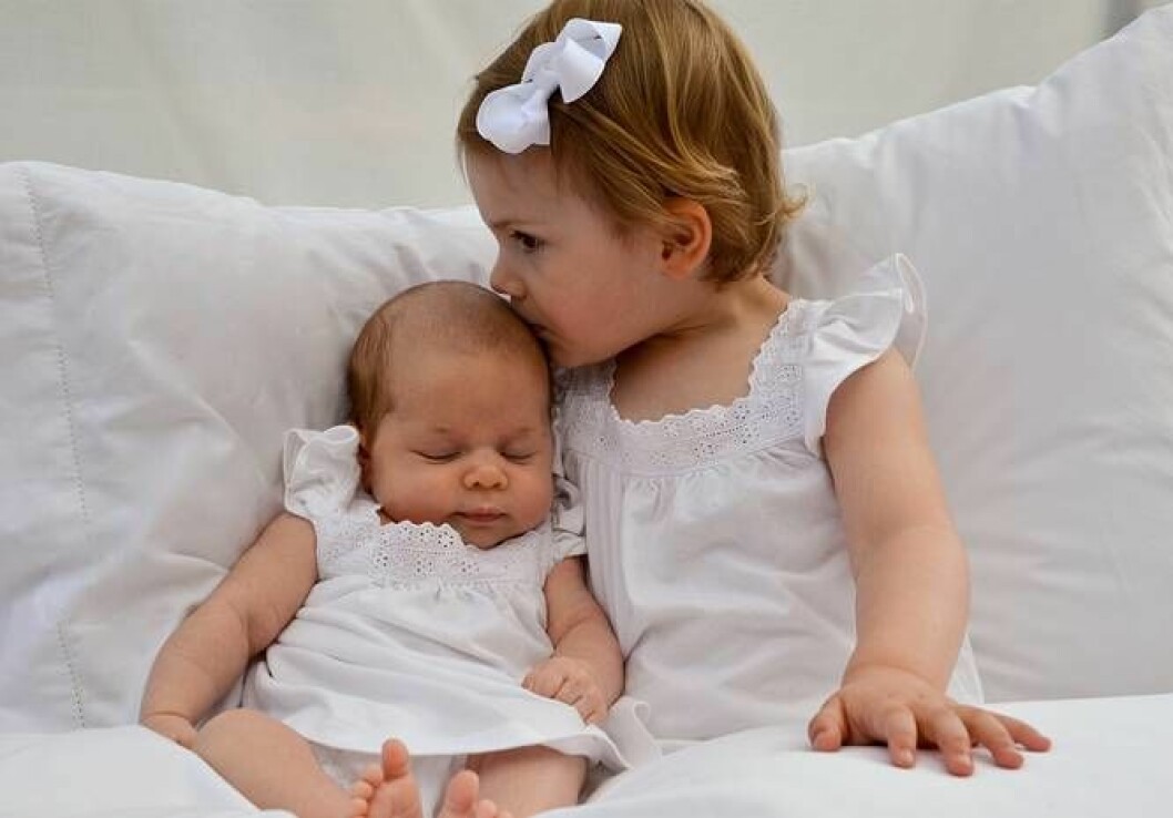 Prinsessan Estelles första möte med kusinen Leonore. estelle leonore