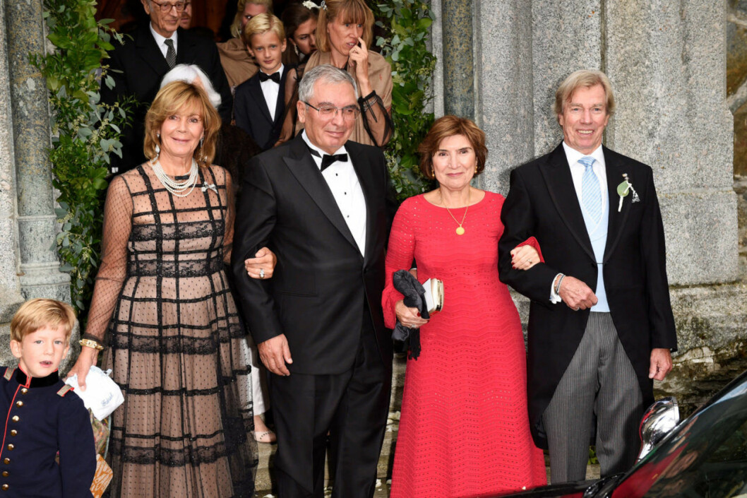 Brudgummens far prins Leopold ”Poldi” von Bayern (t.h) är gudfar till prins Carl Philip och och Poldi och hans fru Ursula är mycket nära vän till svenska kungafamiljen