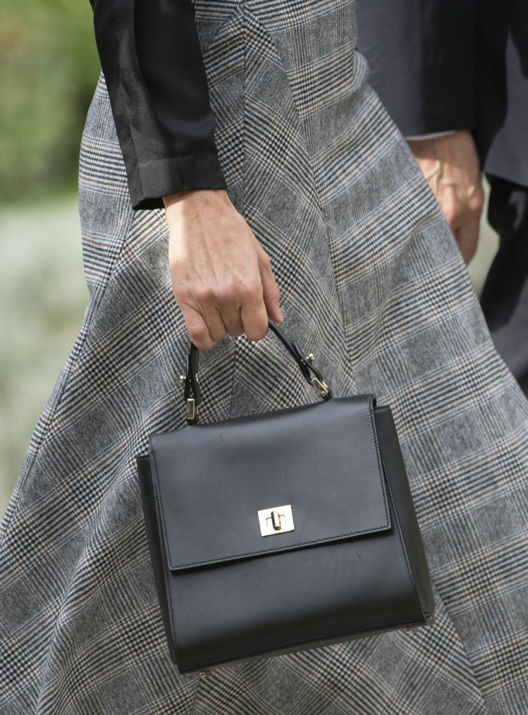 Letizia med väska från Hugo Boss. Credit: UFO No More. Letizias väska