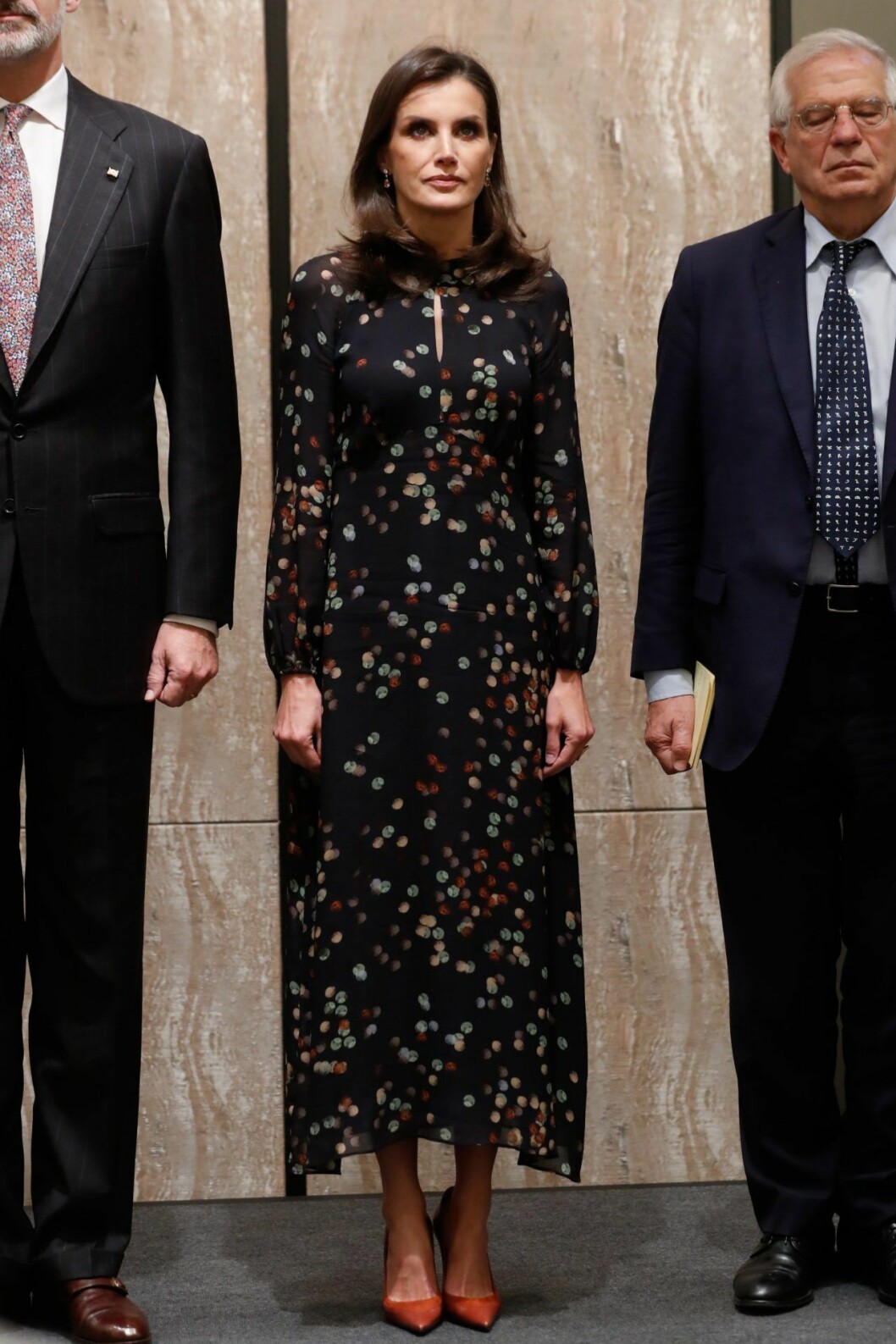 Spanska drottningen i klänning från Massimo Dutti. Drottning Letizia