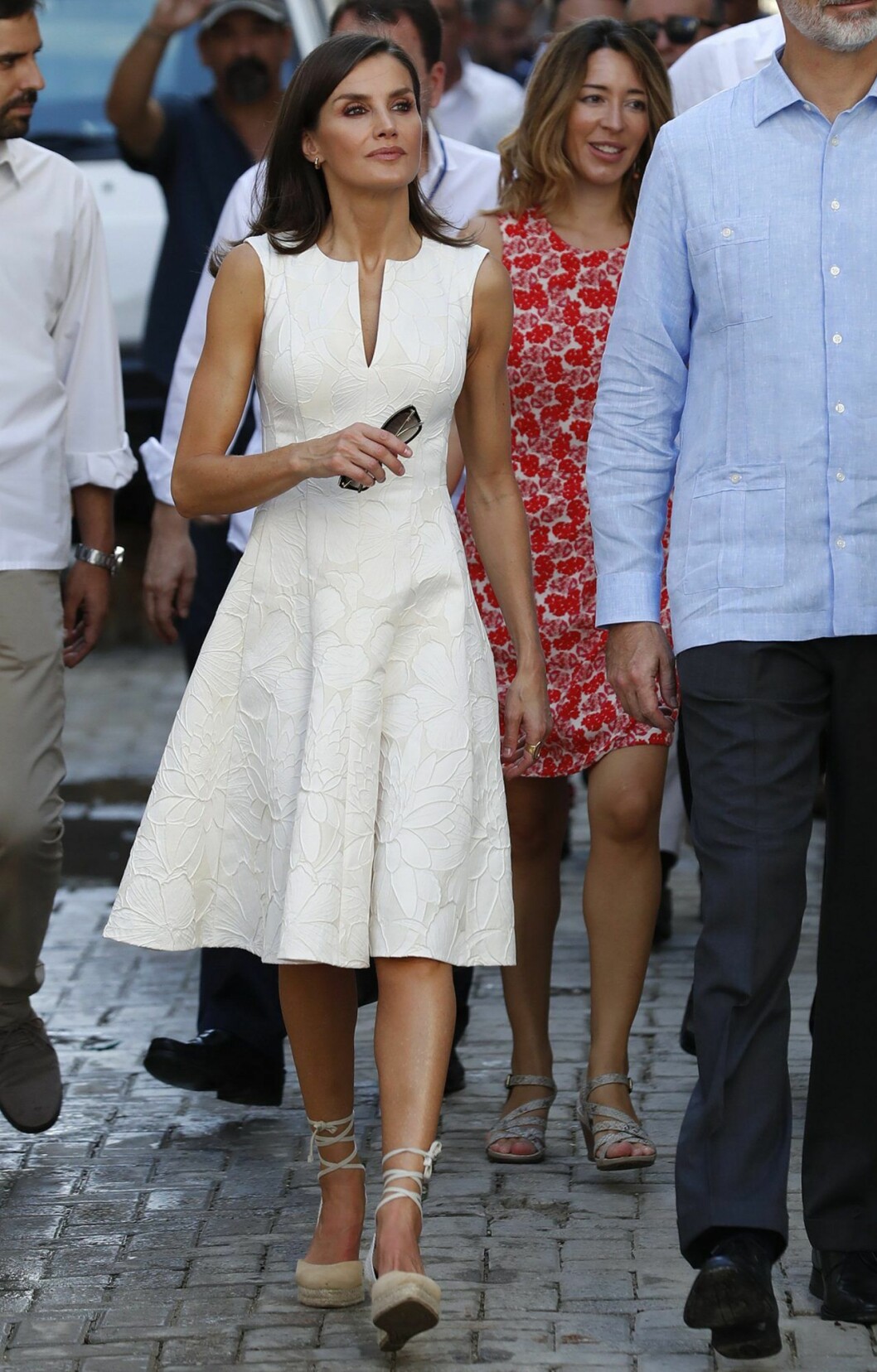 Letizia i vit klänning från Adolfo Dominguez. Skorna kommer från Mint & Rose. Credit: Myroyals. Letizia i vit klänning