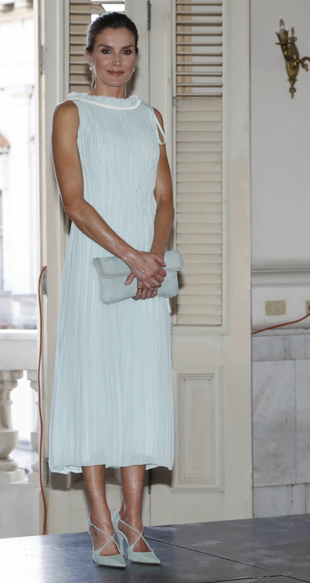 Letizia i isblå klänning från Nina Ricci. Credit: Myroyals. Drottning Letizia