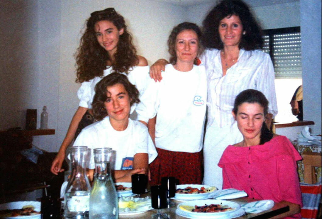 På bilden ser vi Letizia Ortiz i rosa topp med sin mamma Paloma Rocasolano och systrarna Telma och Erika (till vänster). Letizia