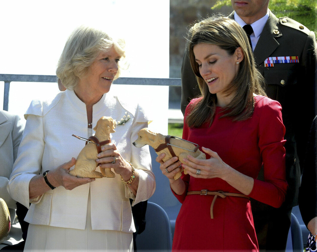 Letizia tillsammans med prins Charles hustru, hertiginnan Camilla. Bilden är tagen 2011 vid ett hundcenter i Spanien. Letizia och Camilla, hertiginnan av Cornwall