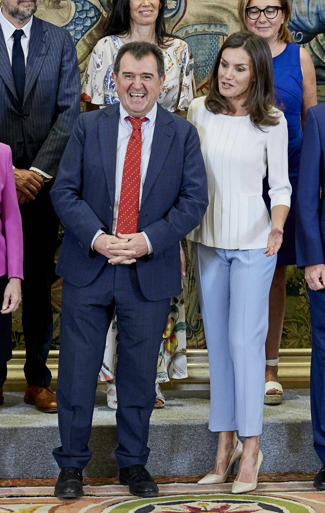 Alla har ställt sig för att ta en bild, men ögonblicket innan den perfekta bilden togs fångades drottning Letizia i det här fantastiska ögonblicket! Letizia