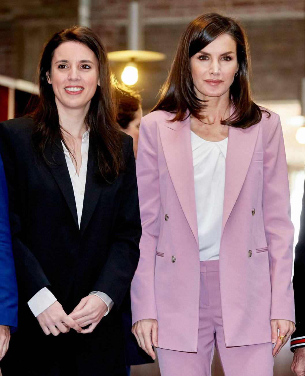 Drottning Letizia med jämställdhetsministern – som bara några dagar senare blev sjuk i corona. Drottning Letizia med Irene Montero.