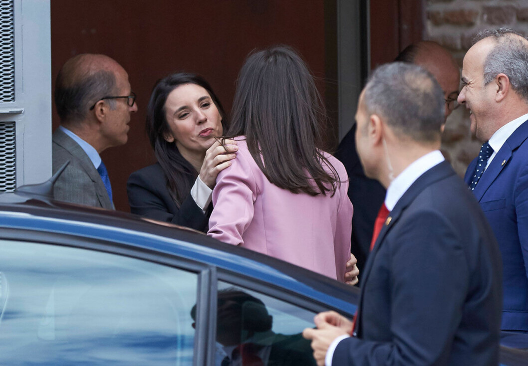 Drottning Letizia kindpussades med coronasmittade ministern Irene Montero. Drottning Letizia med coronasmittade ministern Irene Montero.