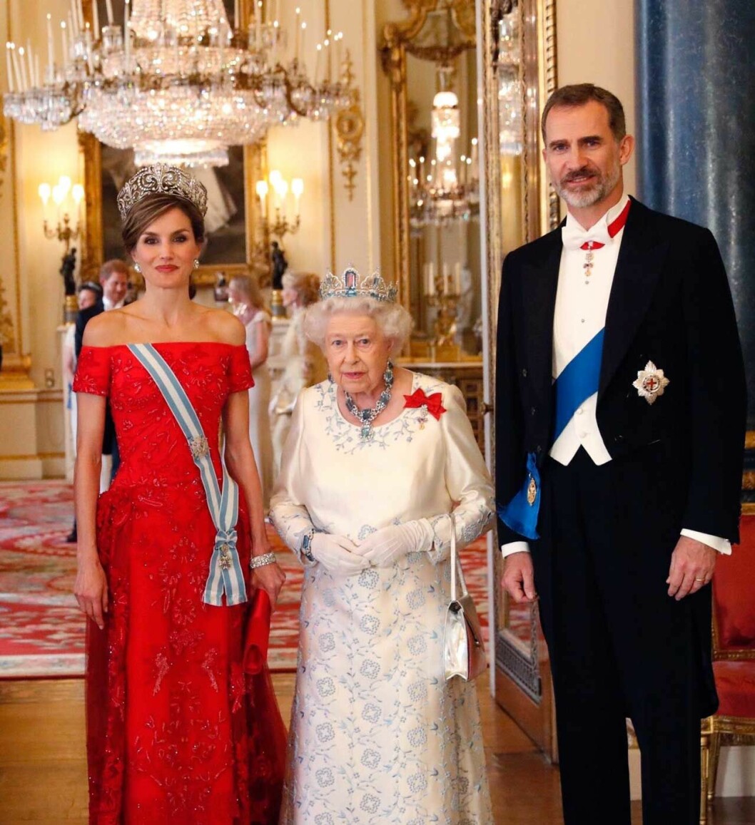 162 centimeter långa drottning Elizabeth, en stor drottning i det lilla formatet. Det hon saknar i längd tar hon igen i pondus! Drottning Elizabeth 162 cm. Drottning Letizia 170 cm. Kung Felipe 197 cm.