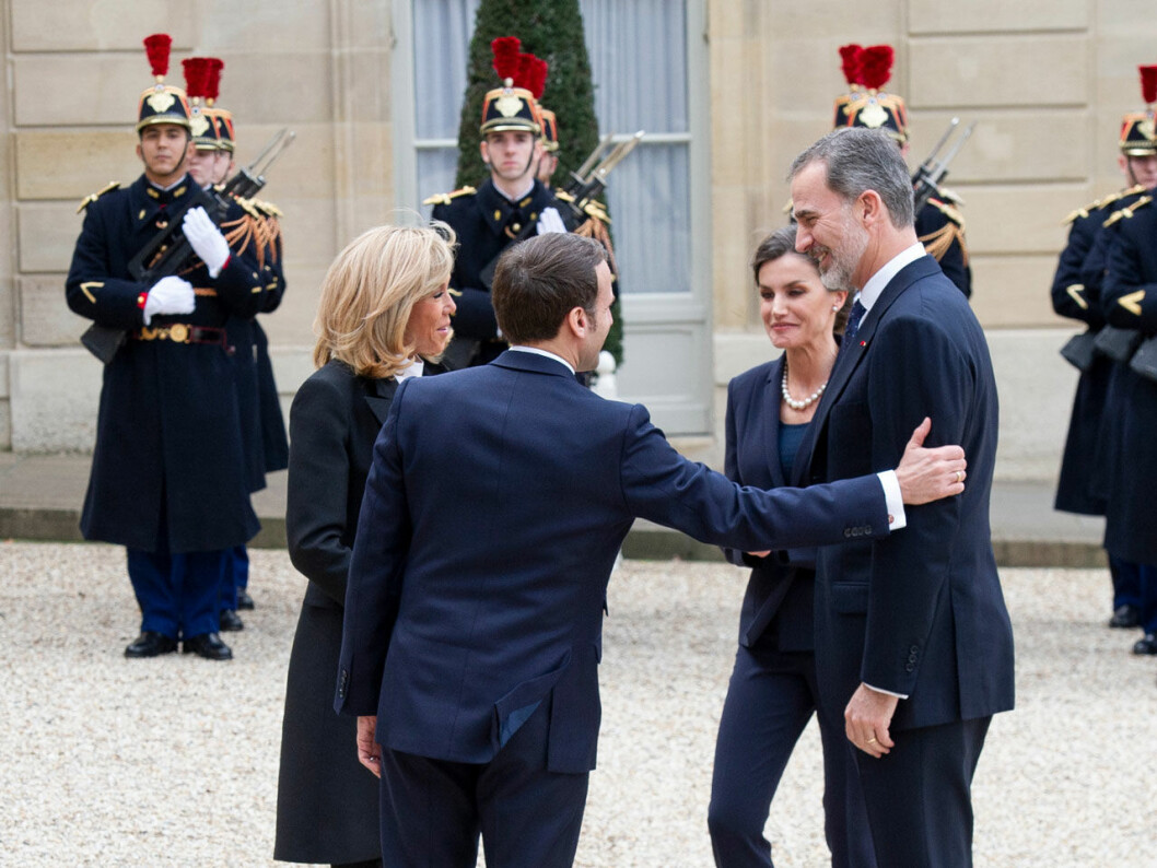 Letizia och Felipe hemma hos president Macron och hans Brigitte – samma dag som den stora coronapaniken bröt ut i spanska kungafamiljen. Drottning Letizia och kung Felipe träffar president Macron och fru Brigitte.
