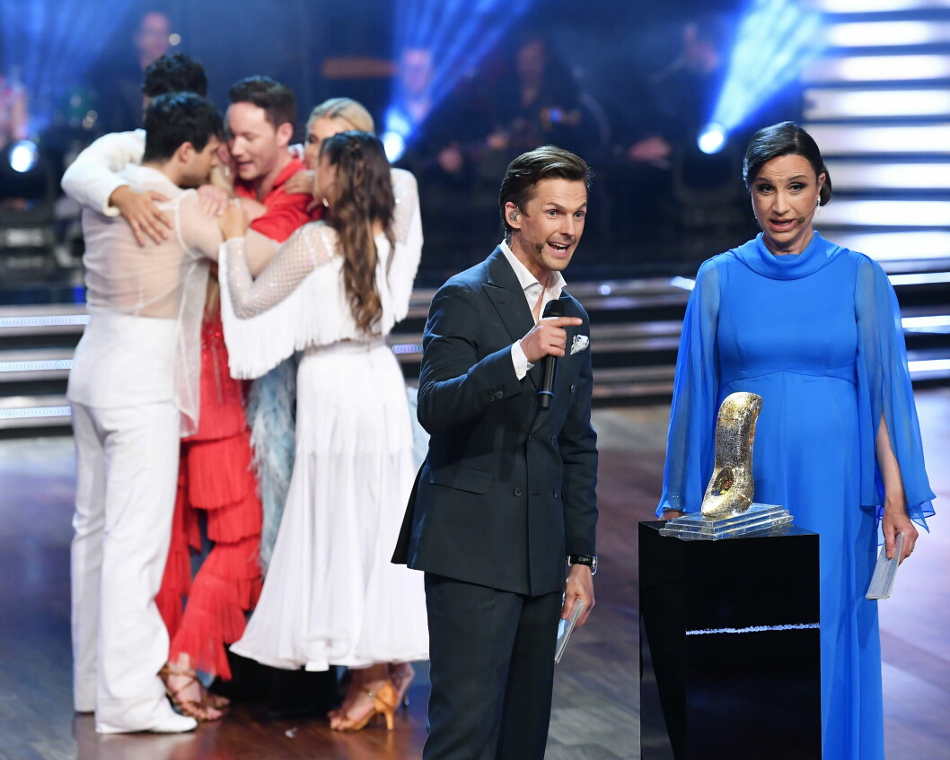Petra Mede och David Lindgren i semifinalen av Let's Dance 2022. I bakgrunden syns dansarna krama varandra då Marie Mandelmann åkt ut