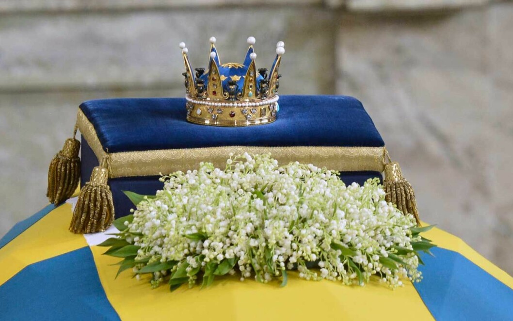 Liljekonvaljer på prinsessan Lilians kista 2013.
