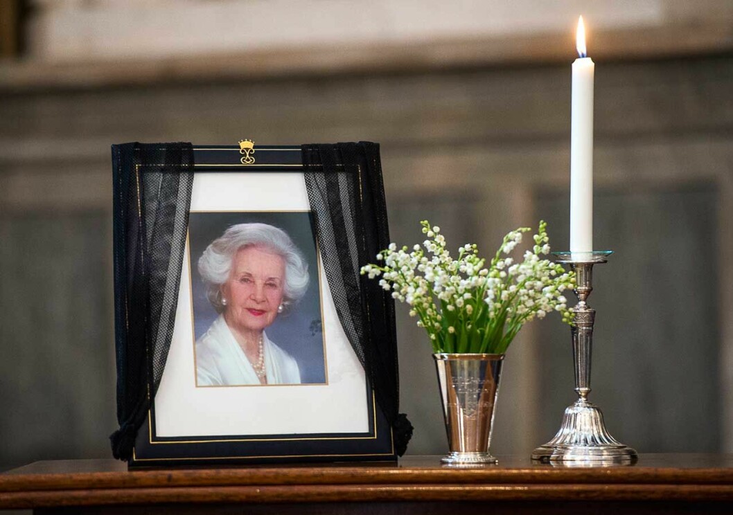 Minnesporträtt på prinsessan Lilian på slottet och en vas med liljekonvaljer.