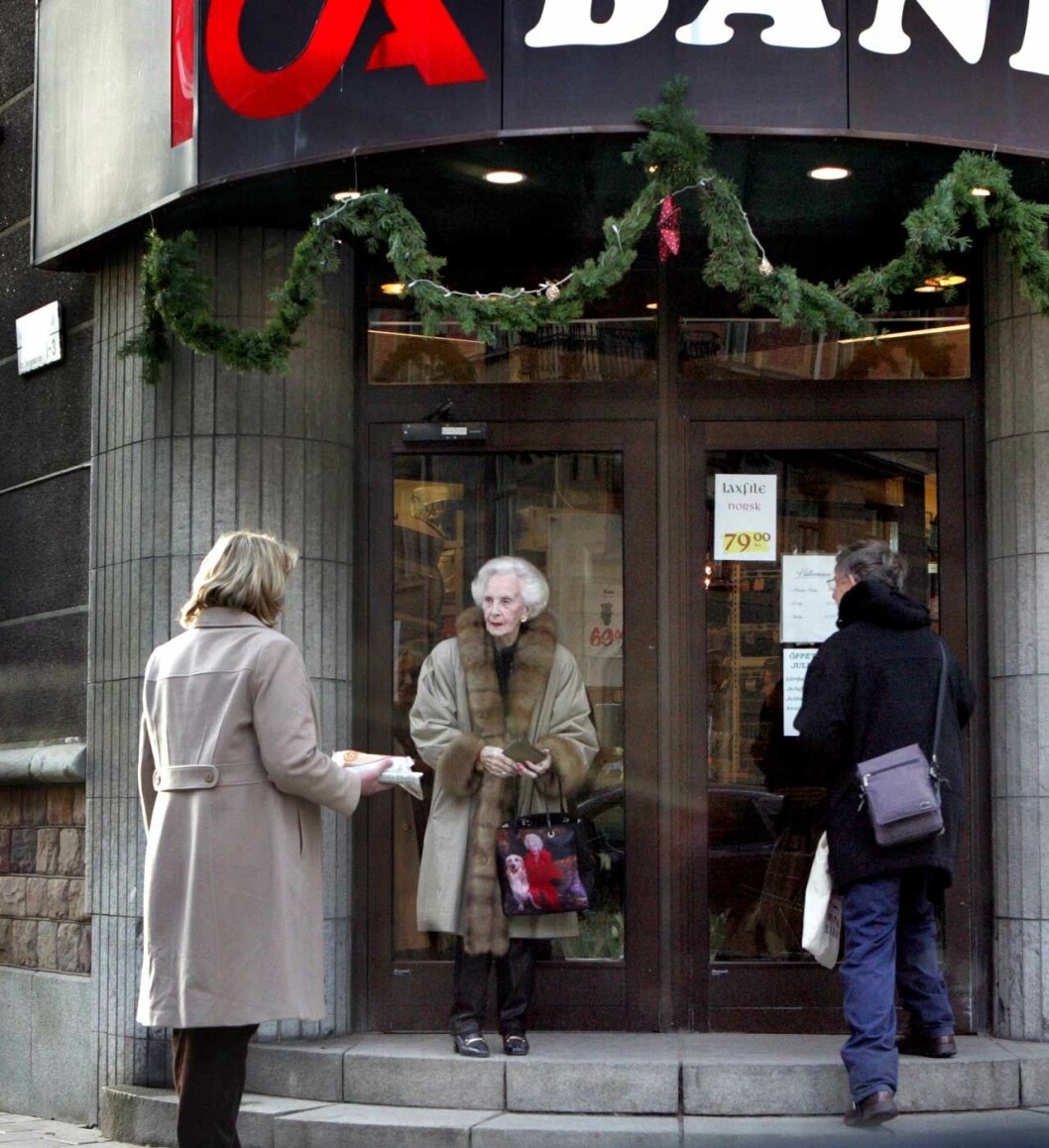 Prinsessan Lilian utanför Ica Banér på Östermalm i Stockholm.