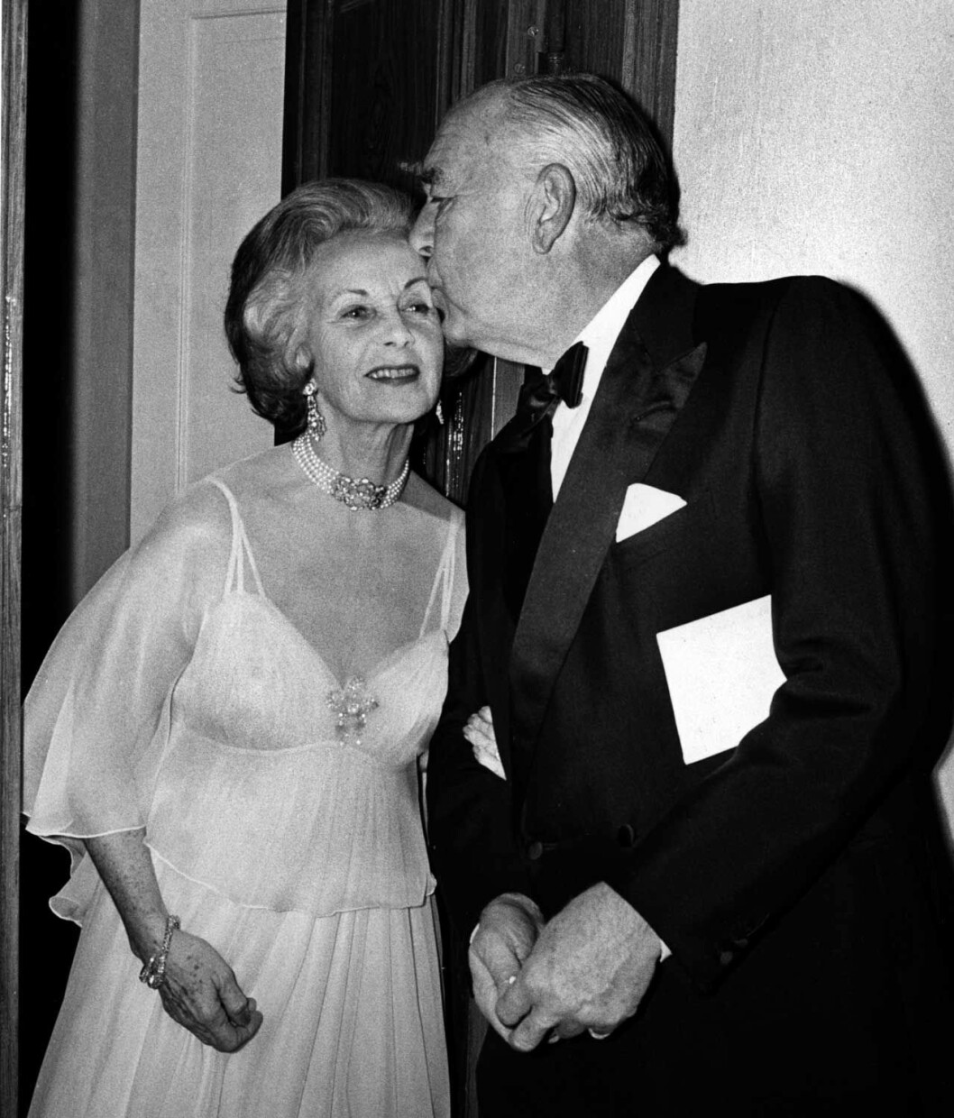 Prinsessan Lilian och prins Bertil. En kyss före bröllopsmiddagen på Stockholms slott den 7 december 1976. 