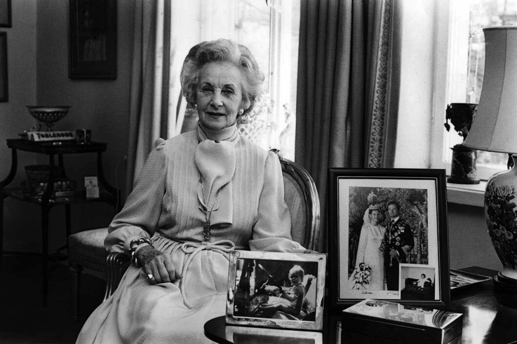 Prinsessan Lilian vid sina familjefotografier. Lilian