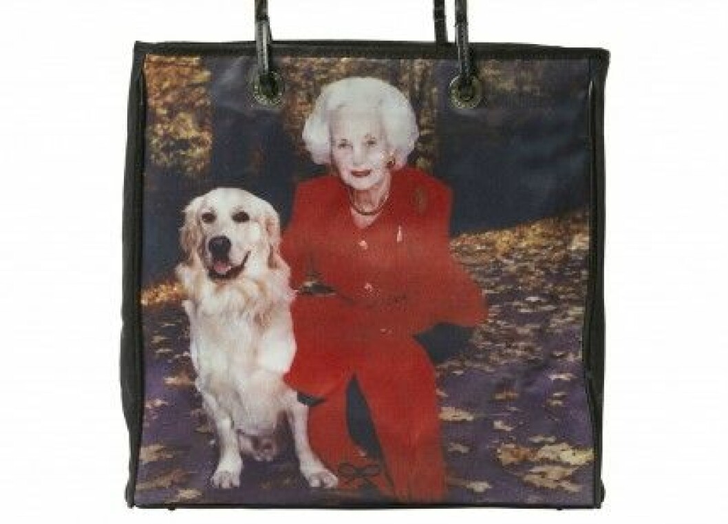 Minns ni till exempel prinsessan underbara väska med ett porträtt på henne själv och hunden Bingo? Den kommer också finnas med på utställningen. lilian och bingo kungahuset