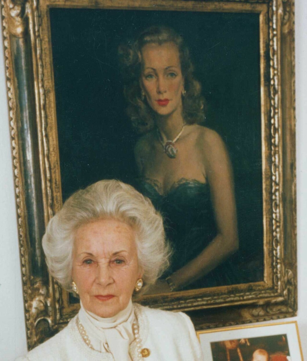 Prinsessan Lilian framför porträttet av sig själv som ung.