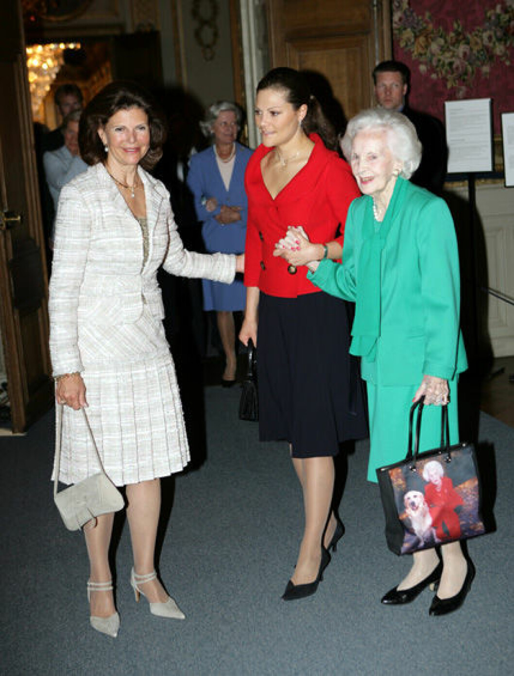 Drottning Silvia och kronprinsessan Victoria har en mycket nära och speciell relation med prinsessan Lilian. Drottning Silvia och kronprinsessan Victoria har en mycket nära och speciell relation med prinsessan Lilian.