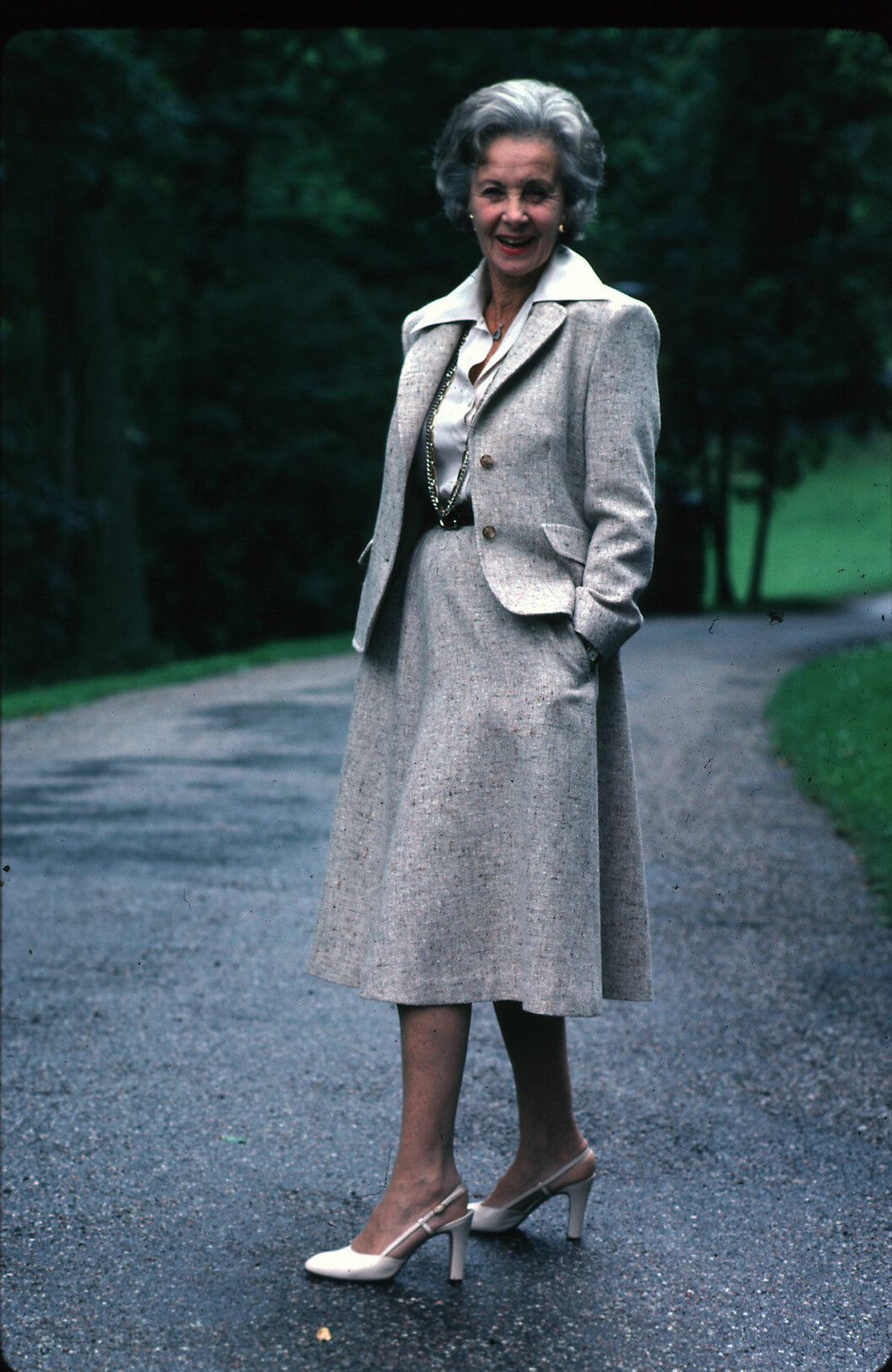 Visst syns det att Lilian arbetat som modell! Fotot är taget på Djurgården nära Villa Solbacken. Visst syns det att Lilian arbetat som modell! Fotot är taget på Djurgården nära Villa Solbacken.