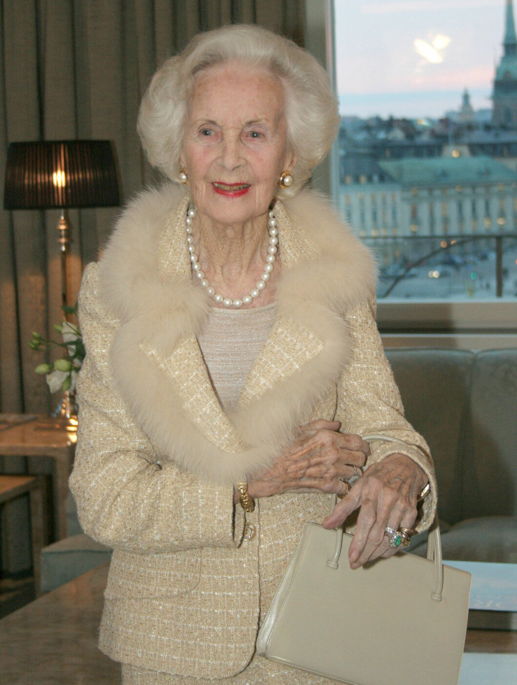 Superelegant i gräddvitt, päls och pärlor. Vid invigningen av prinsessan Lilians svit på Grand Hotel 2006. Superelegant i gräddvitt, päls och pärlor. Vid invigningen av prinsessan Lilians svit på Grand Hotel 2006.
