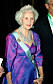 Vid kungens middag för nobelpristagarna 1998. Notera hur skiftningarna i sidenet matchar Lilians smycken perfekt!