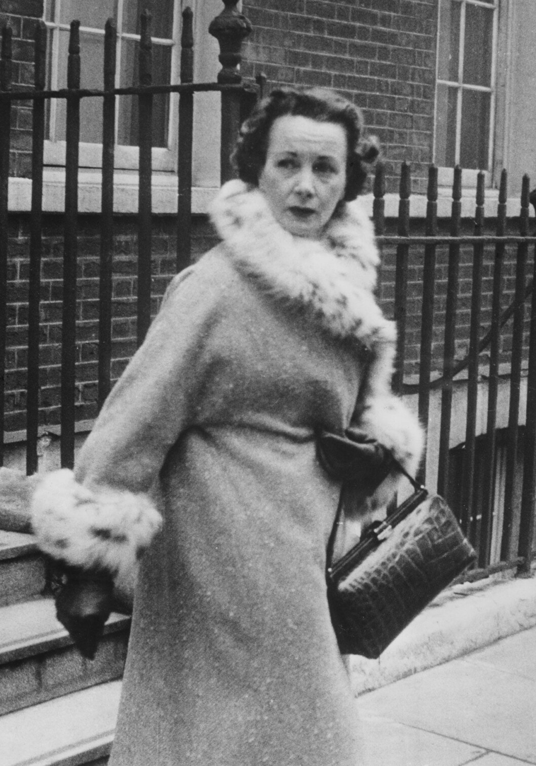 London, 1958. Den 43-åriga Lilian är elegant i pälsbrämad kappa och handväska i krokodilskinn.