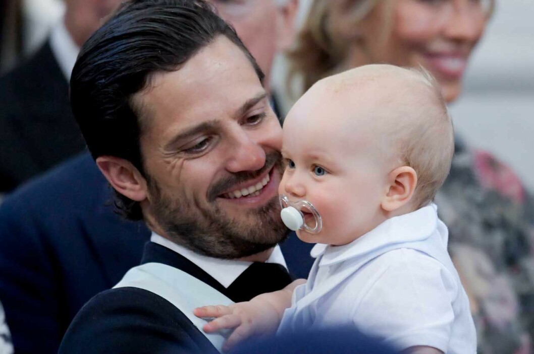 Med pappa. Prins Gabriel med pappa prins Carl Philip.