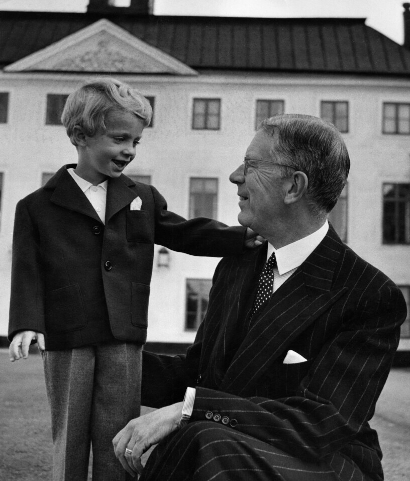 Lillprinsens farfar, Gustav VI Adolf, blev en av de som trädde in i faderns ställe.